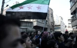 Des syriens manifestent contre le régime à Saqba, dans la banlieue est de Damas, le 30 décembre 2016, premier jour d'une trêve nationale