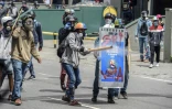 Des manifestants de l'opposition lors de heurts avec la police, le 24 mai 2017 à Caracas, au Venezuela