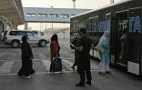 Des passagers montent dans un bus avant d'embarquer à bord d'un avion de la Qatar Airways, le 10 septembre 2021 à l'aéroport de Kaboul