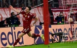 La joie de l'attaquant polonais Robert Lewandowski, après avoir marqué face à Benfica, lors de la 4e journée de la phase de groupes de la Ligue des Champions, le 2 novembre 2021