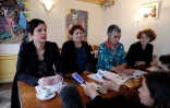 Les femmes politiques Sandrine Rousseau, Isabelle Attard, Annie Lahmer et Elen Debost, lors d'une conférence de presse le 7 mars 2017 à Paris
