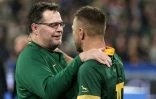 L'ouvreur de l'Afrique du Sud Handré Pollard félicité par le directeur du rugby Rassie Erasmus après la victoire en finale du Mondial contre la Nouvelle-Zélande au Stade de France, près de Paris, le 28 octobre 2023