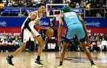 L'intérieur français des Spurs de San Antonio Victor Wembanyama face au joueur des Charlotte Hornets Kai Jones, lors d'un match de Summer League le 7 juin 2023 à Las Vegas