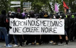 Des manifestants vêtus de noir défilent en marge du défilé syndical du 1er mai 2018 à Paris
