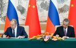 Le ministre chinois des Affaires étrangères Wang Yi (d) et son homologue russe, Sergueï Lavrov, le 9 avril 2024 à Pékin