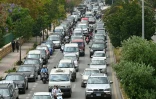 File de voitures qui fuient après l'annonce par Israël de possibles frappes dans la banlieue sud de Beyrouth, bastion du Hezbollah, le 1er juin 2026