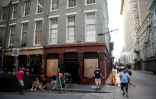 Un bar dont les fenêtres sont protégées par des planches de bois, dans le quartier français de la Nouvelle-Orléans, le 28 août 2021 avant l'arrivé de l'ouragan Ida