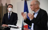 Le ministre de la Santé Olivier Véran et le professeur Alain Fischer, le "Monsieur Vaccin" du gouvernement, lors d'une conférence de presse le 26 janvier 2021 à Paris
