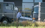Le cercueil d'un des migrants retrouvés morts par suffocation dans un camion frigorifique, le 28 août 2015 à Nickelsdorf, en Autriche