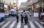 Des policiers montent la garde dans la rue de Rivoli en amont des Jeux olympiques de Paris, le 20 juillet 2024 Ă Paris