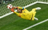 Le gardien français Hugo Lloris arrête un ballon lors des demi-finales du Mondial face à la Belgique le 10 juillet 2018