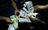 Le rial, la monnaie nationale iranienne, a chuté en raison des sanctions américaines. Images d'un homme échangeant ses rials contre des dollars le 8 août à Téhéran