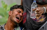 Kalpesh Patni pleure la mort de son frère de 14 ans Akash Patni, à Ahmedabad le 13 juin 2025
