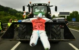 Un tracteur espagnol avec un mannequin et un message "Mort du secteur primaire" participe au blocage de l'autoroute à la frontière entre l'Espagne et la France, le 3 juin 2024 à Biriatou dans les Pyrénées-Orientales