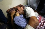 Yehya Hasan étreint le corps de sa fille Rahaf tuée, avec sa mère enceinte, par un raid aérien de l'armée israélienne dans la bande de Gaza, le 11 octobre 2015