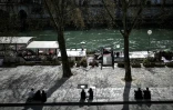 Des promeneurs profitent du soleil à Paris le 28 mars 2021