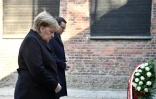 La chancelière allemande Angela Merkel et le Premier ministre polonais
Mateusz Morawiecki se recueillent après avoir déposé une gerbe au camp nazi d'Auschwitz-Birkenau, en Pologne, le 6 décembre 2019