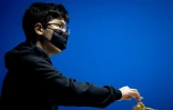 Le joueur d'échecs d'origine iranienne Alireza Firouzja lors d'une partie contre le champion néerlandais Jorden van Foreest au tournoi international Tata Steel à Wijk aan Zee, aux Pays-Bas, le 21 janvier 2021