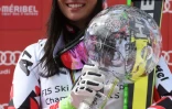La skieuse autrichienne Anna Veith (ex-Fenninger) exhibe son globe de cristal à Méribel, le 22 mars 2015