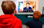 Des enfants devant l'allocution télévisée du président Emmanuel Macron le 16 mars 2020, à Rennes