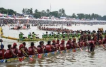 Des bateaux s'apprêtent à participer à une course nautique traditionnelle, le Pacu Jalur, le 23 août 2025 sur la rivière Kuantan, dans la province indonésienne de Riau, sur l'île de Sumatra 