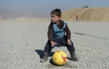 Murtaza Ahmadi, 5 ans, joue au football Ă Kaboul le 1er fĂ©vrier 2016. La FĂ©dĂ©ration afghane de football a assurĂ© ĂȘtre en contact avec son idole, Lionel Messi, pour organiser une rencontre entre la star du Barça et Murtaza