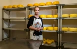 Sylwia Szlandrowicz dans la chambre froide de sa ferme oĂą maturent ses fromages, en Mazurie (nord-est de la Pologne), le 15 mai 2020
