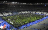 La pelouse du Stade de France, à Saint-Denis, occupée par les spectateurs du match amical France-Allemagne, après les attaques de Paris, le 13 novembre 2015