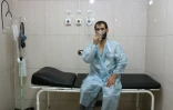 Un homme souffrant de difficultés respiratoires est soigné dans un hôpital d'Alep (Syrie), le 06 septembre 2016