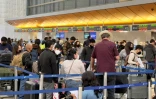 Des voyageurs à l'aéroport international de Los Angeles, le 28 février 2022