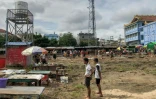 Des vendeurs se préparent à reconstruire leurs étals sur un marché de Lashio, dans lle nord de 'État de Shan, le 10 septembre 2024 après que l'Armée de l'alliance démocratique nationale du Myanmar (MNDAA) a repris la ville en août