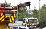 Une voiture de police endommagée dans un accident qui a fait quatre morts, dont trois policiers, le 21 mai 2023 près de Lille