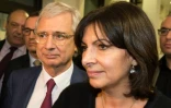 Claude Bartolone candidat PS dans la région Ile-de-France et la maire de Paris Anne Hidalgo, le 6 décembre 2015 au siège parisien du PS, lors de l'annonce des résultats du premier tour des régionales