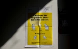 Une affiche des autorités sanitaires avertissant des effets des fortes chaleurs, placardée dans le hall de la mairie de Noisy-le-Sec, près de Paris, le 14 août 2025