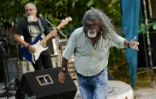 Un rockeur cubain danse lors d'un concert de "La Vieja Escuela", le 23 juin 2019 Ă La Havane