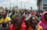 Des personnes en deuil rassemblées dans les rues du quartier de Jacaranda à Nairobi, le 15 octobre 2025, après le décès du leader de l'opposition kenyane Raila Odinga en Inde