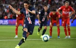 Edinson Cavani ouvre le score sur penalty pour le PSG contre Nîmes, le 11 août 2019 au Parc des Princes