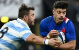 Le centre français Romain Ntamack est plaqué par le numéro 8 argentin Facundo Isa, lors de leur test-match de la tournée d'automne, le 6 novembre 2021 au Stade de France