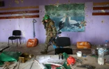 Un soldat ukrainien à l'intérieur du centre culturel endommagé de Blagodatné, récemment libéré, le 16 juin 2023 dans la région de Donetsk