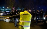 Chauffeurs de taxi face aux forces de l'ordre le 26 janvier 2016 à l'aéroport Charles-de-Gaulle à Roissy