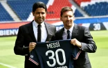 Le président du Paris Saint-Germain, le Qatari Nasser Al-Khelaifi, pose avec l'attaquant argentin Lionel Messi, lors de sa présentation officielle, le 11 août 2021 au Parc des Princes