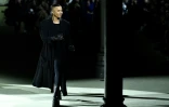 Le directeur artistique de Balmain, Olivier Rousteing, salue le pubic après un défilé à Paris, le 2 mars 2022