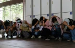 Des habitants réfugiés dans une station de métro souterraine lors d'une simulation d'attaque à Taipei, le 13 août 2026 sur l'île de Taïwan