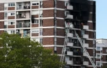 Des pompiers interviennent sur un incendie dans un immeuble d'habitation à L'Île-Saint-Denis (Seine-Saint-Denis), le 19 août 2023 