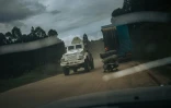 Un véhicule de l'ONU sur la route reliant Beni à la frontière ougandaise, le 19 novembre 2020