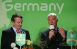 Franz Beckenbauer (d) président du comité d'organisation du Mondial-2006 et Wolfgang Niersbach, vice-président, le 1er février 2006 à Madrid  