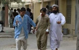 Un blessé est emmené à l'hôpital, le 13 juillet 2018 à Quetta, après un attentat suicide qui a frappé une réunion électorale à Mastung, au sud-ouest du Pakistan