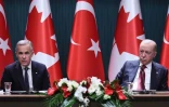 Le Premier ministre canadien Mark Carney (à gauche) s'adresse aux médias lors d'une conférence de presse conjointe avec le président turc Recep Tayyip Erdogan (à droite) à l'issue de leur rencontre au complexe présidentiel d'Ankara, le 22 octobre 2026