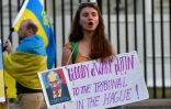 Des personnes manifestent leur soutien Ă l'Ukraine devant la Maison Blanche, Ă Washington le 15 mars 2022