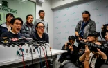 Lo Kin-hei (G), le dirigeant du Parti démocrate lors d’une conférence de presse, le 14 décembre 2025 à Hong Kong